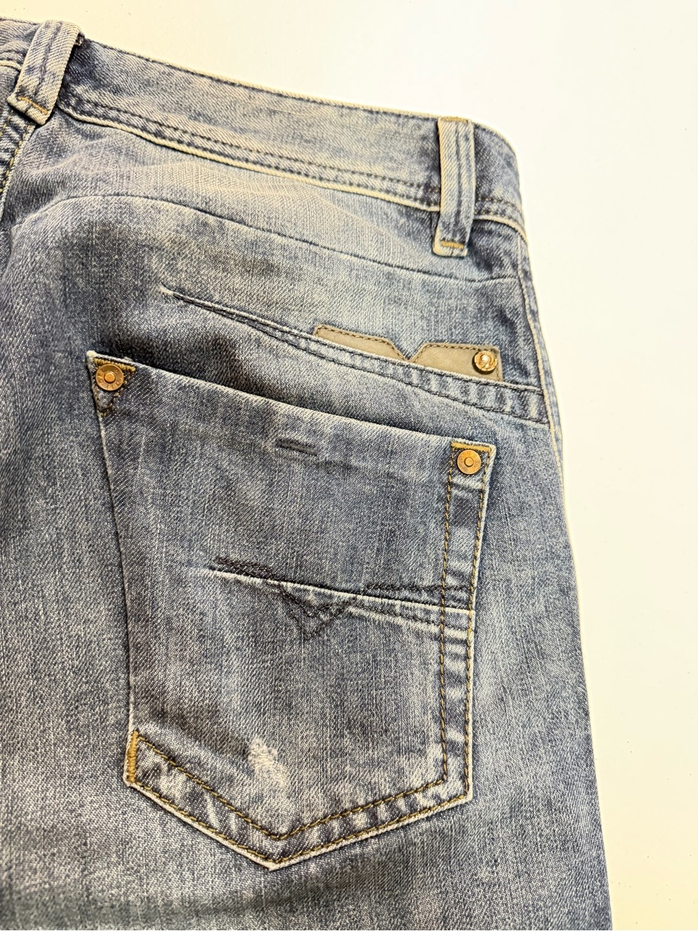 DIESEL Darron Regular slim tapered size 30
Inseam cropped to 28”
B318